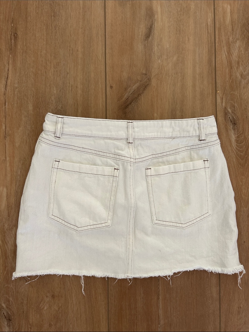 Like new - WHITE FOX White Denim Mini Skirt - Picture 4 of 6